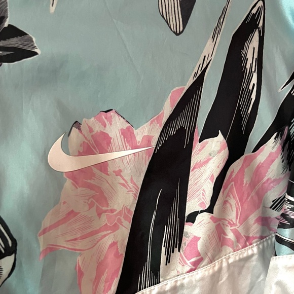 NIKE - Cropped Windrunner w/ Floral - Picture 4 of 6